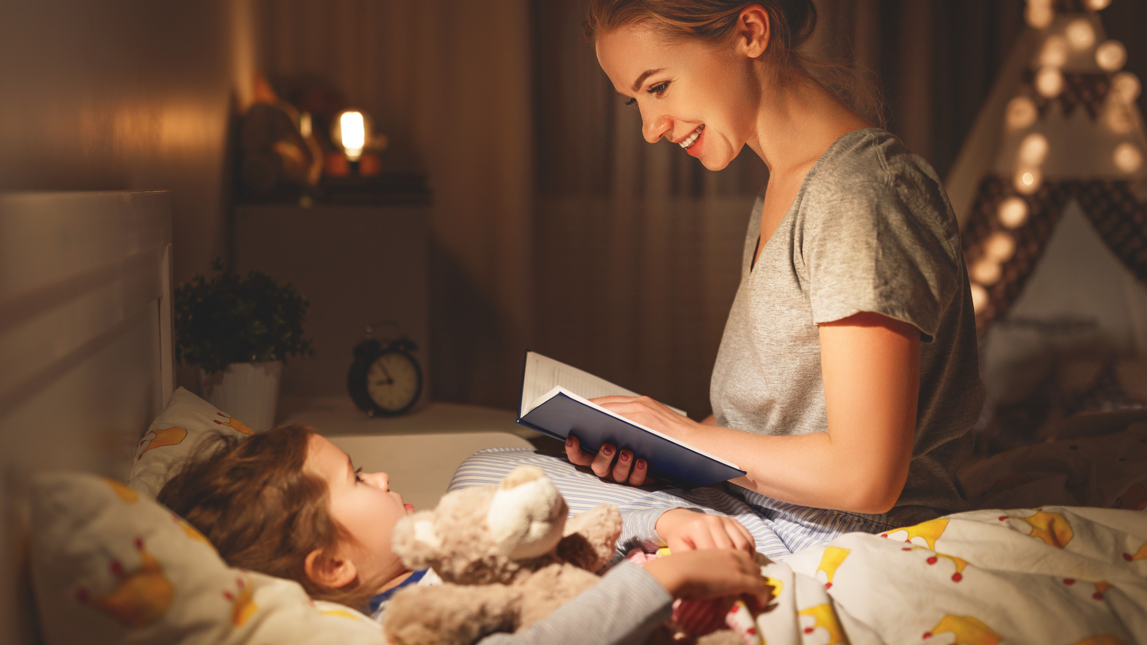 Чтение перед сном. Семейное чтение. Мама читает ребенку. Няня укладывает спать